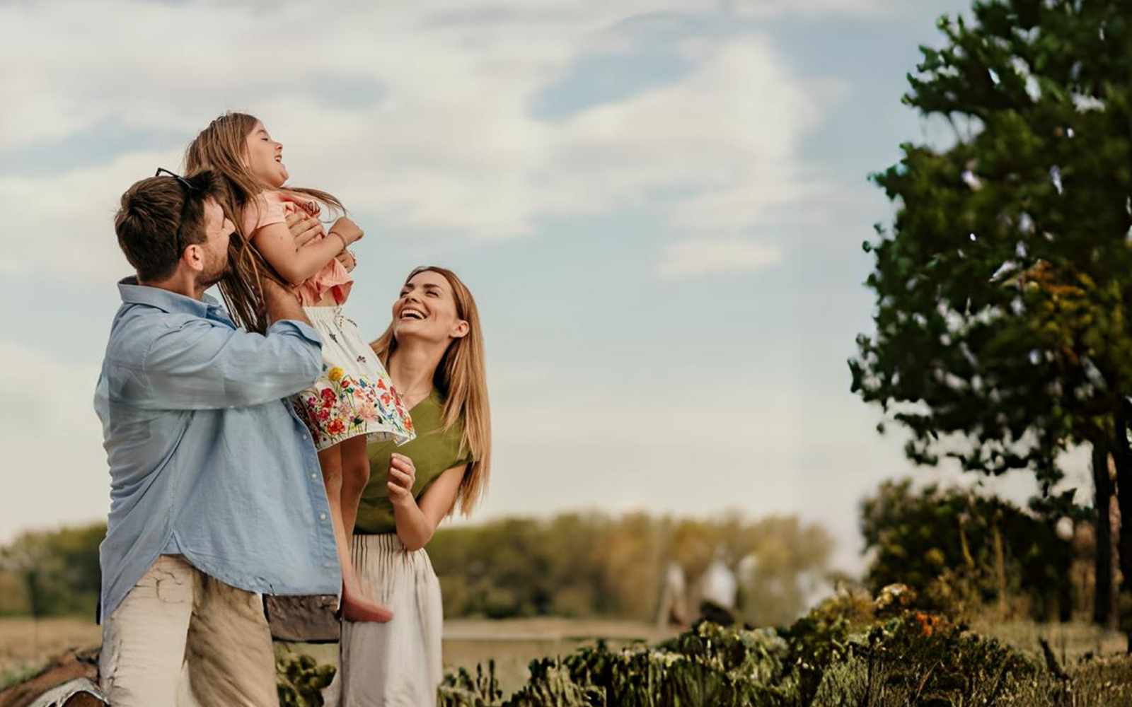 Imagen de una familia feliz en un campo
