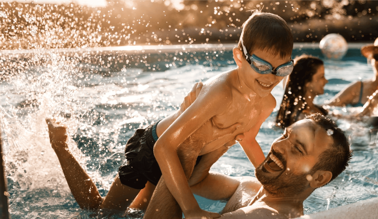 Imagen de personas disfrutando de la piscina