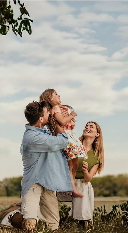 Imagen de una familia feliz en un campo